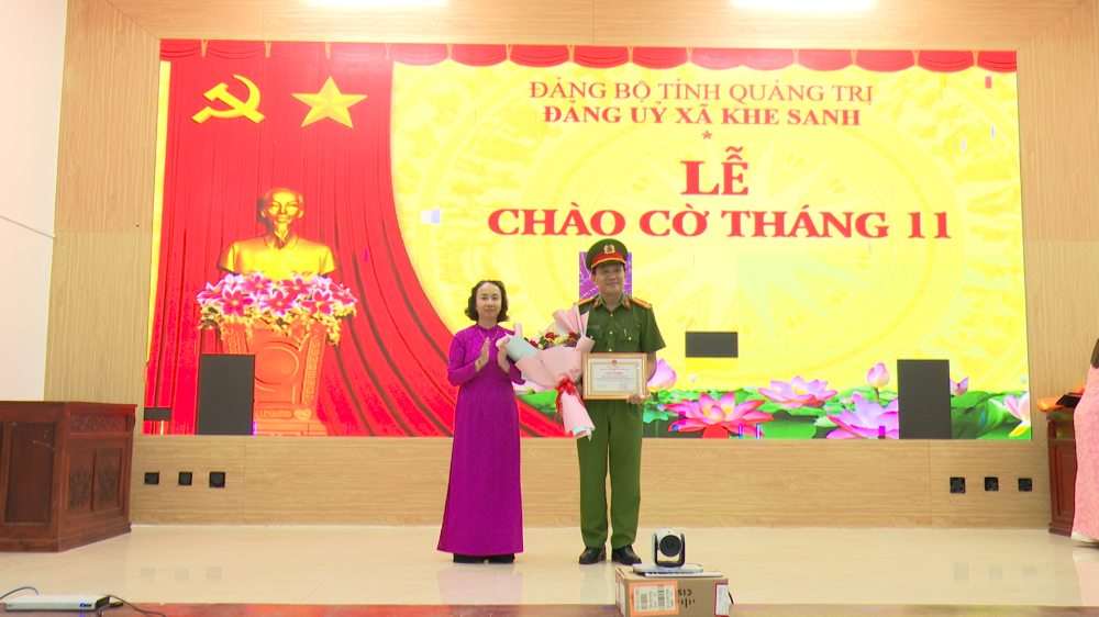 UBND xã Khe Sanh khen thưởng cho tập thể và các cá nhân Công an xã đã có thành tích trong công tác bảo vệ ANTT trên địa bàn xã